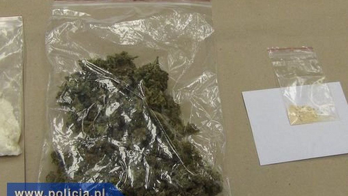 Policjanci z Białegostoku zabezpieczyli ponad 210 gramów amfetaminy oraz około 170 gramów marihuany o czarnorynkowej wartości blisko 16 tysięcy złotych. W tej sprawie zatrzymali także 44-letniego mężczyznę, którego postępowaniem zajmie się teraz sąd.