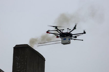 Dron, który wykrywa spalane śmieci. W Katowicach pojawił się nowy strażnik miejski