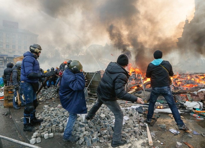 Demonstranci rzucają kamieniami podczas trwających protestów antyrządowych w centrum Kijowa