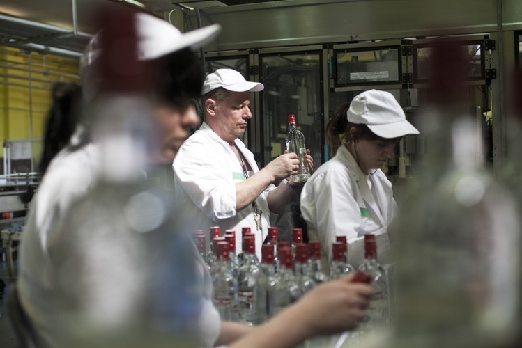 Kontrola butelek w fabryce wódek Sobieski w Starogardzie Gdańskim