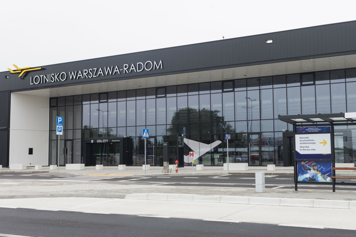Lotnisko w Radomiu przez cały czas nierentowne, ale ważne dla infrastruktury krytycznej. Lasek komentuje