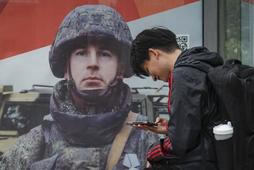 Plakat zachęcający do wstąpienia do armii w Moskwie
