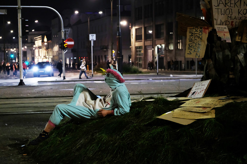 Strajk Kobiet: Środowe nocne protesty w Warszawie [ZDJĘCIA]