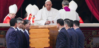 Symboliczne obrazy na pogrzebie papieża Benedykta XVI. Nie sposób przejść wobec nich obojętnie