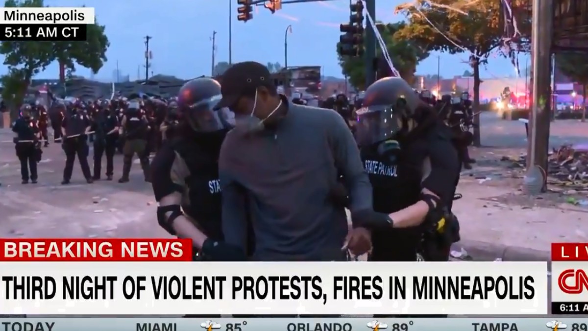 USA: reporter CNN Omar Jimenez zatrzymany przez policję podczas relacji z protestu