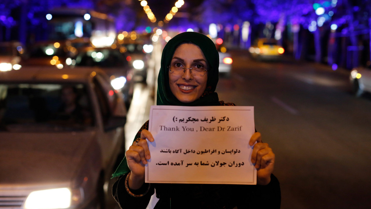 Przywódca duchowo-polityczny Irańczyków Ali Chamenei podziękował irańskim negocjatorom za doprowadzenie do porozumienia ws. programu nuklearnego. Radości z umowy nie kryją Irańczycy tańczący na ulicach Teheranu; słychać triumfalne trąbienie klaksonów.