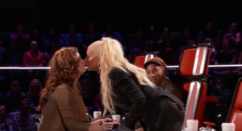 Christina Aguilera kisses female 'The Voice' contestant