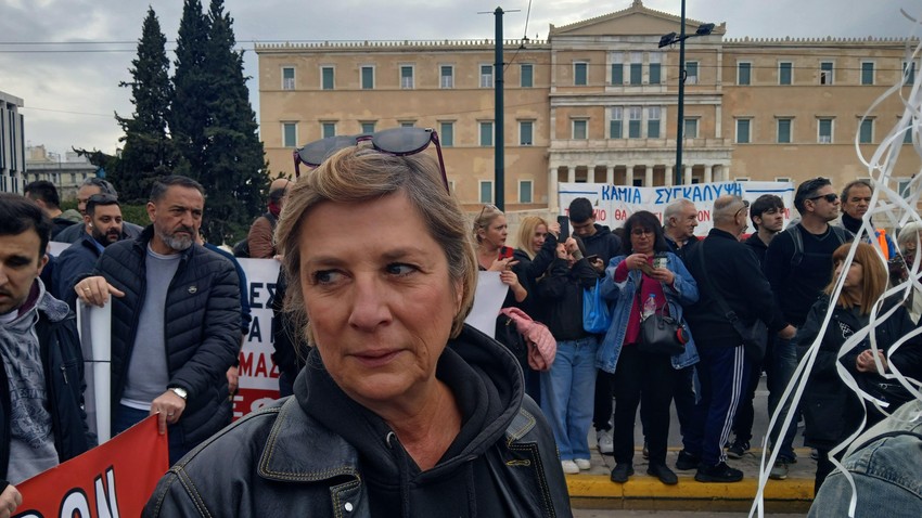 Dina Gazi je pred zgradu parlamenta na trgu Sintagma donela bele balone sa ispisanim imenima poginulih | Foto: BBC/Kostas Koukoumakas