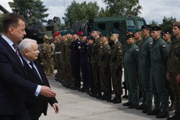 Jarosław Kaczyński i Mariusz Błaszczak w 1. Warszawskiej Brygadzie Pancernej w Wesołej