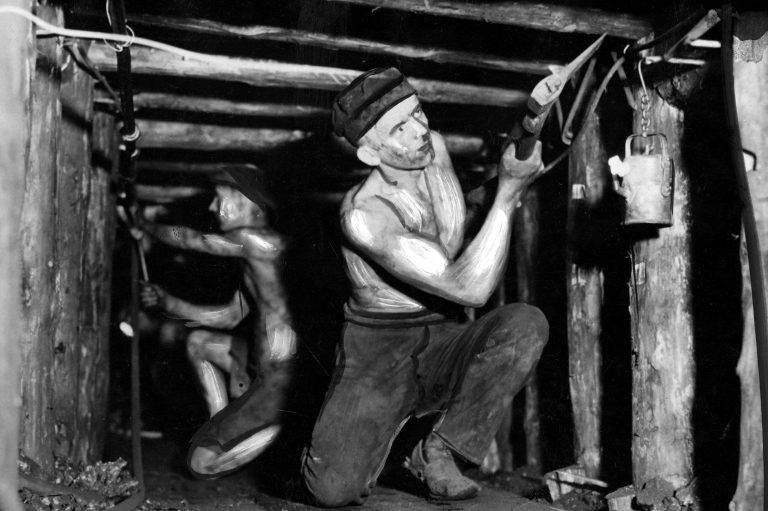 Fot. Narodowe Archiwum Cyfrowe/domena publiczna Praca w kopalni była wymagająca, a stałe zagrożenie życia sprawiało, że między górnikami tworzyły się silne więzi