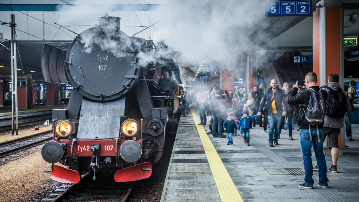 Pociągi retro ponownie pojawią się w sezonie turystycznym na najpiękniejszych trasach Małopolski. Władze województwa zdecydowały o dofinansowaniu tegorocznej edycji projektu "Małopolskie Szlaki Turystyki Kolejowej", w ramach którego odbędą się 42 przejazdy.