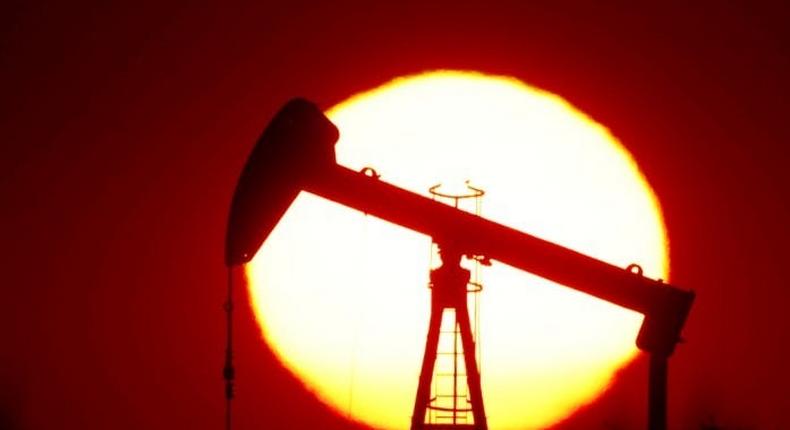 FILE PHOTO: The sun sets behind an oil pump outside Saint-Fiacre, near Paris, France September 17, 2019. REUTERS/Christian Hartmann