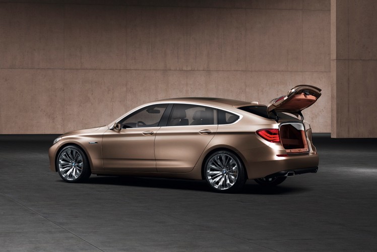 Powiększając w ten sposób miejsce dla pasażerów lub na bagaż