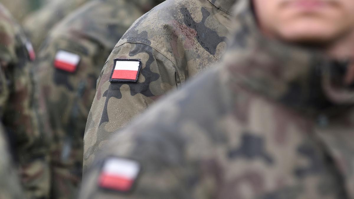 Szef MON: Podwyżki i dodatki dla żołnierzy zostaną wypłacone z wyrównaniem  od stycznia - GazetaPrawna.pl
