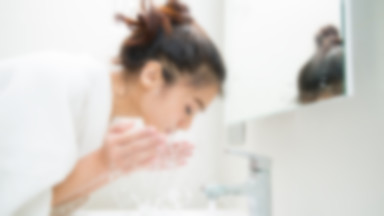 Mycie twarzy a koronawirus. Czy trzeba to robić codziennie?