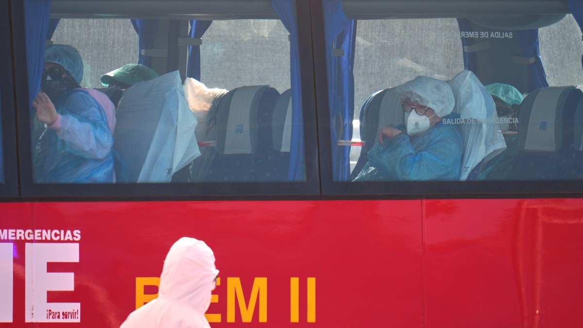 Putnici u autobusu nakon iskrcavanja sa kruzera Hondijus na kojem je izbila zaraza hantavirusa, na Tenerifima, Kanarska ostrva, 10. maja