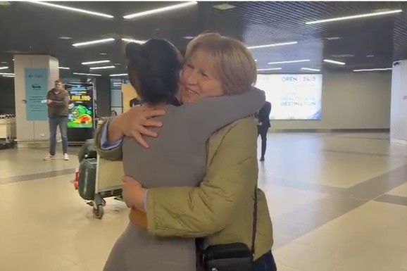 STANIJA DOBROJEVIĆ SLETELA U BEOGRAD Starleta gura četiri ogromna kofera, odmah se bacila majki u zagrljaj (VIDEO)