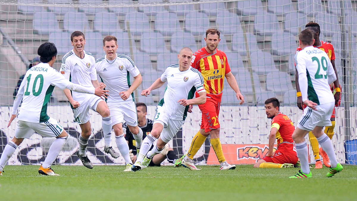 Piłkarze Korony Kielce zrobią wszystko, by w poniedziałkowym meczu ze Śląskiem Wrocław zmazać plamę po ostatniej porażce 0:6 z Cracovią. Po niej złocisto-krwiści znaleźli się w dolnej połowie tabeli, w której przebywa również ich rywal w 12. kolejce LOTTO Ekstraklasy. Początek meczu o godzinie 18:00. Relacja na żywo w Eurosporcie 1.