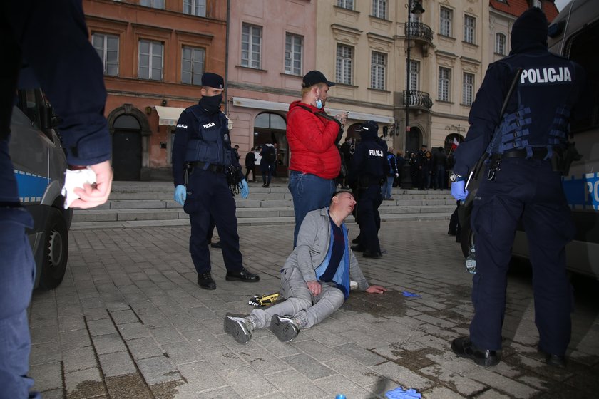 Epidemia koronawirusa może spowodować, że przychody brytyjskiej rodziny królewskiej z biletów wstępu do pałaców oraz sprzedaży pamiątek spadną o jedną czwartą, co z kolei zmusi dwór do szukania oszczędności - podał  dziennik "The Sun".