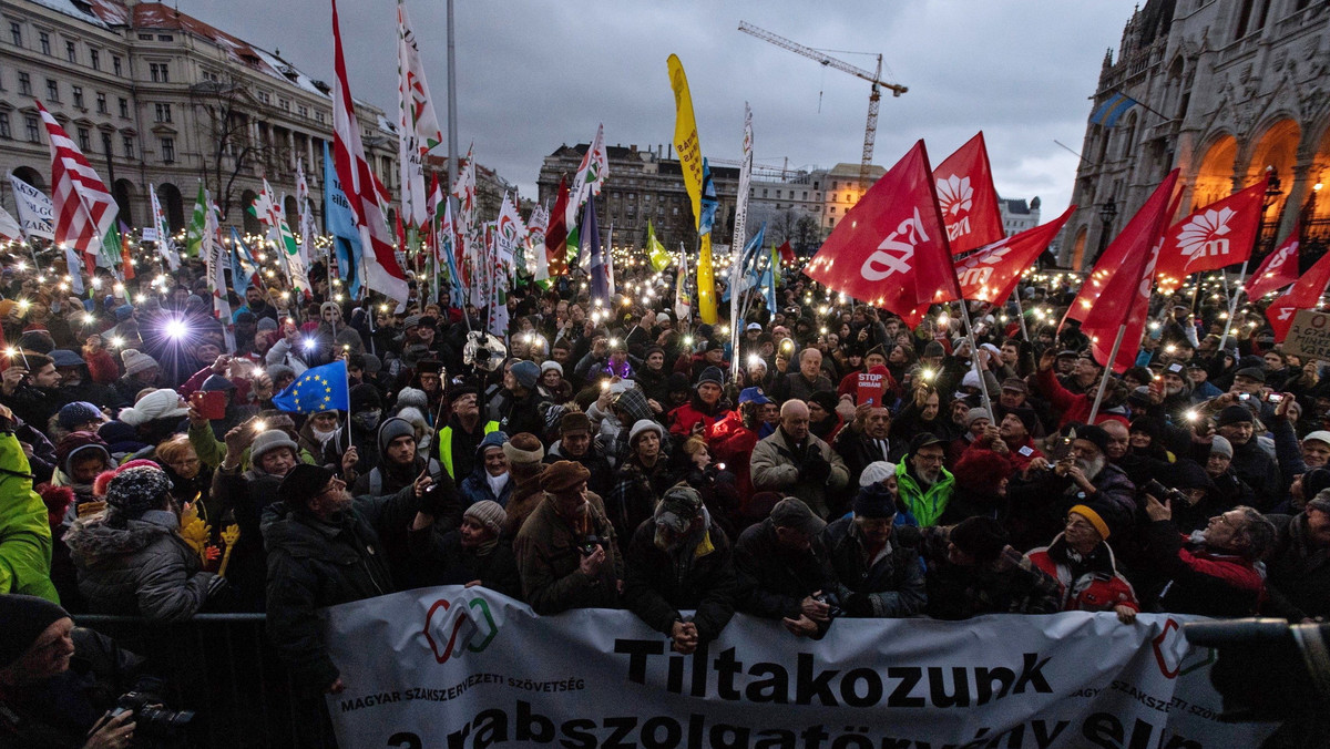 Tysiące Węgrów wyszło na ulice Budapesztu, by protestować m.in. przeciw nowelizacji kodeksu pracy zwiększającej górny limit godzin nadliczbowych i nazywanej przez przeciwników ustawą niewolniczą. Organizatorzy mówili o możliwości strajku powszechnego.