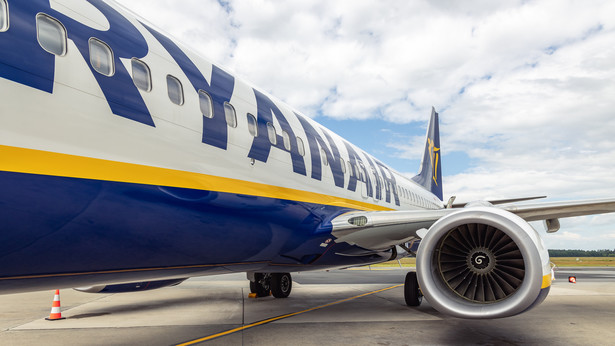 Samolot irlandzkich tanich linii lotniczych Ryanair na lotnisku Warszawa-Modlin