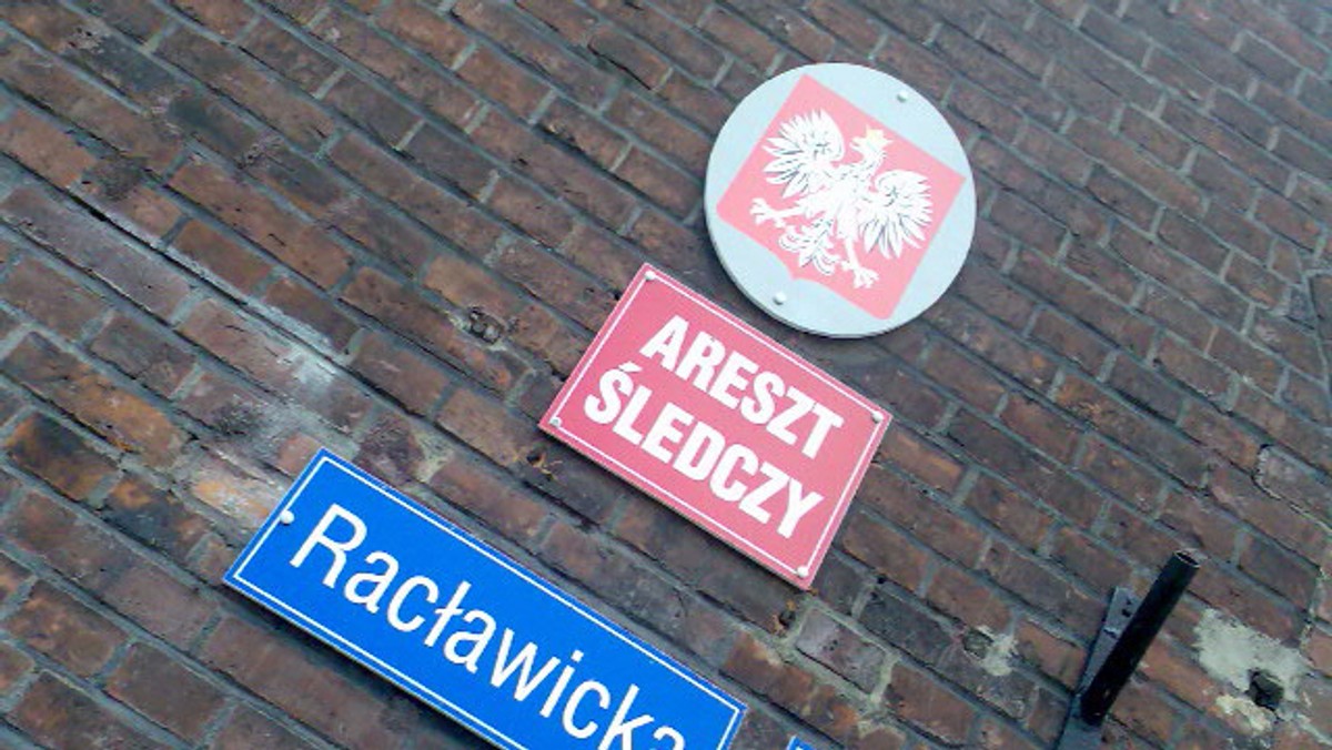 Do 5 grudnia 2010 r. przedłużono prowadzone przez ostrołęcką prokuraturę okręgową śledztwo w sprawie śmierci Sławomira Kościuka - poinformował prokurator Jacek Mularzuk z warszawskiej prokuratury apelacyjnej.