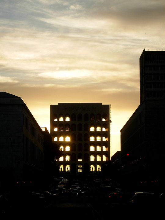Pałac o zachodzie słońca. Fot. Acediscovery, CC BY 4.0, via Wikimedia Commons