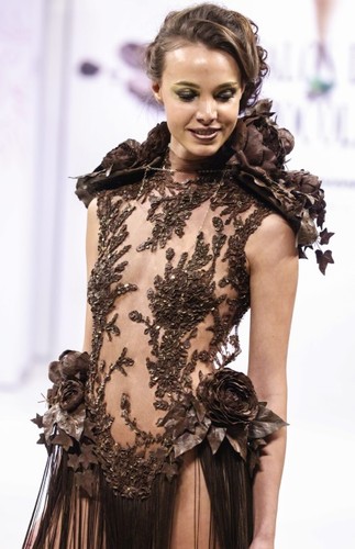 Pokaz sukienek z czekolady na Salon du Chocolat w Moskwie