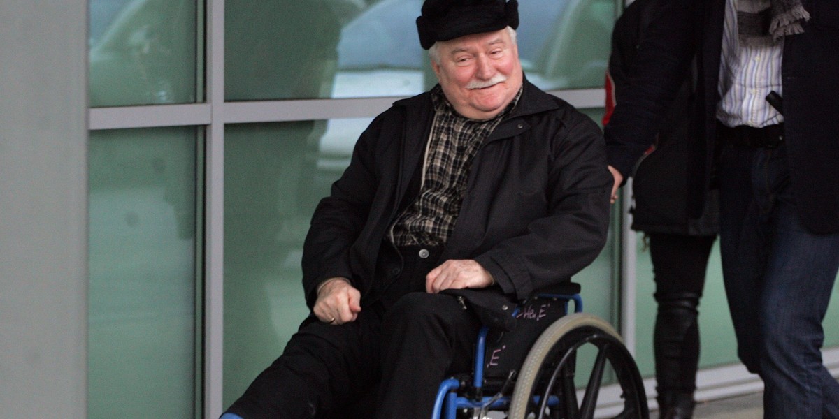 Lech Wałęsa z nowym gipsem.