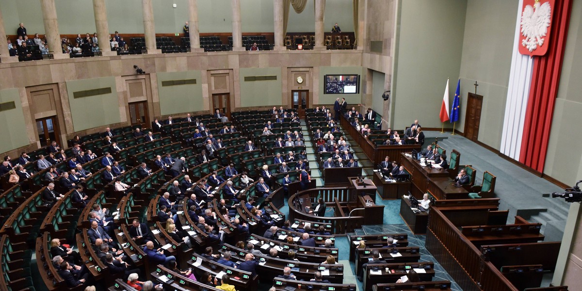 W najnowszych sondażach nadal liderem jest Prawo i Sprawiedliwość, ale partia ta czuje już na plecach oddech konkurencji.