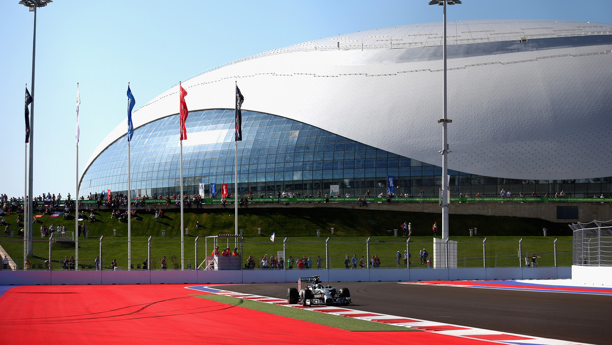 Najszybszym kierowcą podczas drugiego treningu przed historycznym Grand Prix Rosji Formuły 1 okazał się Lewis Hamilton z Mercedesa. Lider klasyfikacji generalnej w sezonie 2014 zdystansował Kevina Magnussena (McLaren) i Fernando Alonso (Ferrari). Dopiero czwarty czas uzyskał drugi z kierowców Mercedesa, Nico Rosberg.