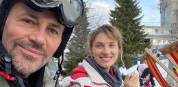 Krzysztof Ibisz na nartach z młodą żoną. Uśmiech bielszy od śniegu
