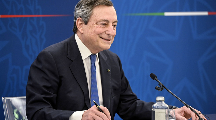 Mario Draghi miniszterelnök kijelentette, hogy egyelőre ennyi oldást engedhetnek meg Olaszországban / Fotó: MTI / Riccardo Antimiani