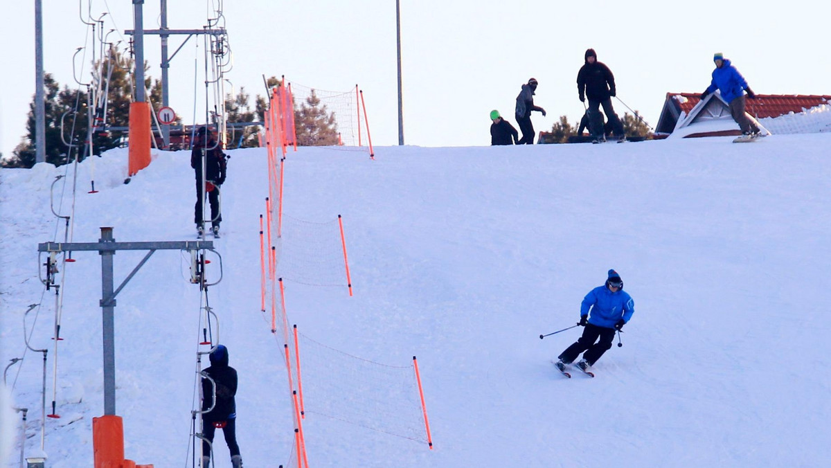 W okresie ferii zimowych policjanci na nartach pilnują porządku na stokach narciarskich oraz reagują na niebezpieczne i niezgodne z prawem zachowania – poinformował Mariusz Ciarka z małopolskiej policji.