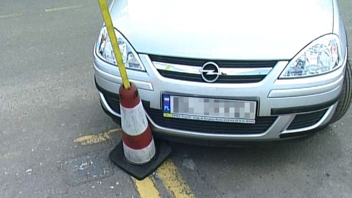 Bywa że w godzinach porannego szczytu poruszają się z prędkością 20 km/h, a jadący za nimi dostają białej gorączki. L-ki to prawdziwa zmora tych, którzy mają w pobliżu domu szkoły jazdy - informuje TVN Warszawa.