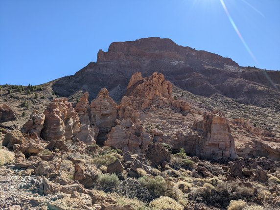 Park Narodowy Teide. Alto de Guajara i Cañada del Capricho - skalne wieże, które cieszą się dużą popularnością wśród wspinaczy. 