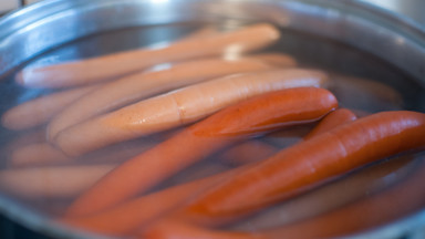 Woda po gotowanych parówkach ma wyjątkowe właściwości? Hot Dog Water okazał się "hitem"