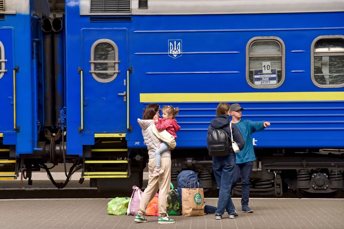 Ukraińscy uchodźcy oczekują na pociąg na peronie dworca we Lwowie