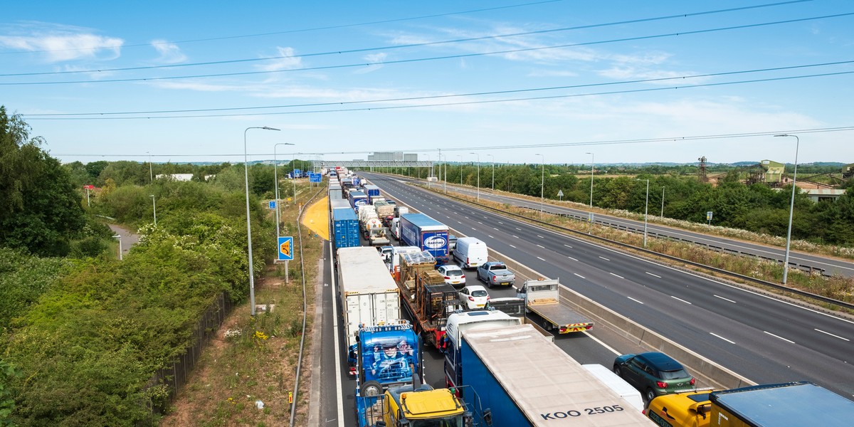 Decyzją prezydenta Emmanuela Macrona na 48 godzin zamknięty został tunel pod kanałem La Manche. Oznacza to, że tysiące ciężarówek, zmierzających z Wielkiej Brytanii do Francji nie będą mogły przekroczyć granicy. 