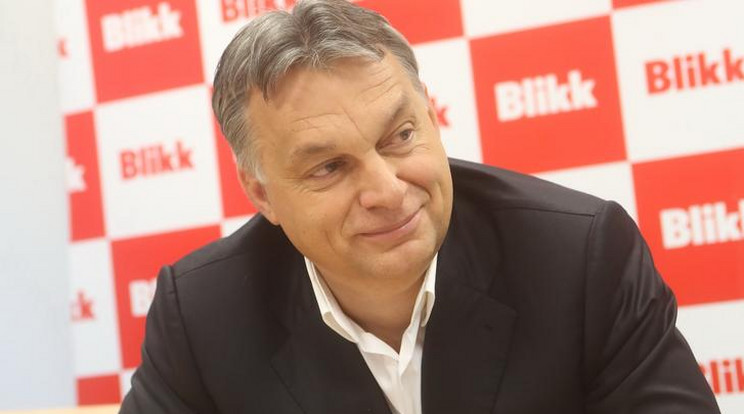 Orbán Viktor kölcsönkért egy csöppséget / Fotó: RAS-Archív