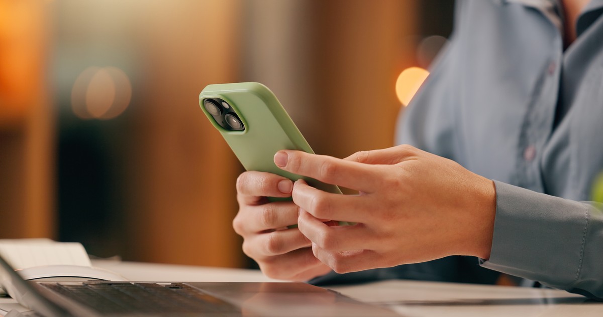 Osoby z niepełnosprawnością mogą skorzystać z ulgi rehabilitacyjnej na zakup telefonu komórkowego, pod warunkiem, że urządzenie jest niezbędne w ich codziennym funkcjonowaniu i jest związane z ich niepełnosprawnością.