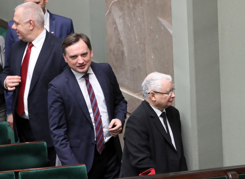 Warszawa, 20.12.2019. Prezes PiS Jarosław Kaczyński (P), minister sprawiedliwości Zbigniew Ziobro