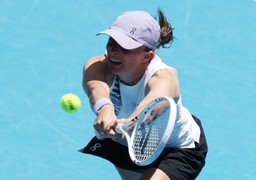 świątek "dojechał" do celu w godzinę i 10 minut. polka w 3. rundzie turnieju w dausze