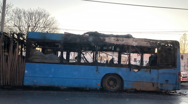 Kigyulladt egy busz Óbudán / Fotó: Blikk