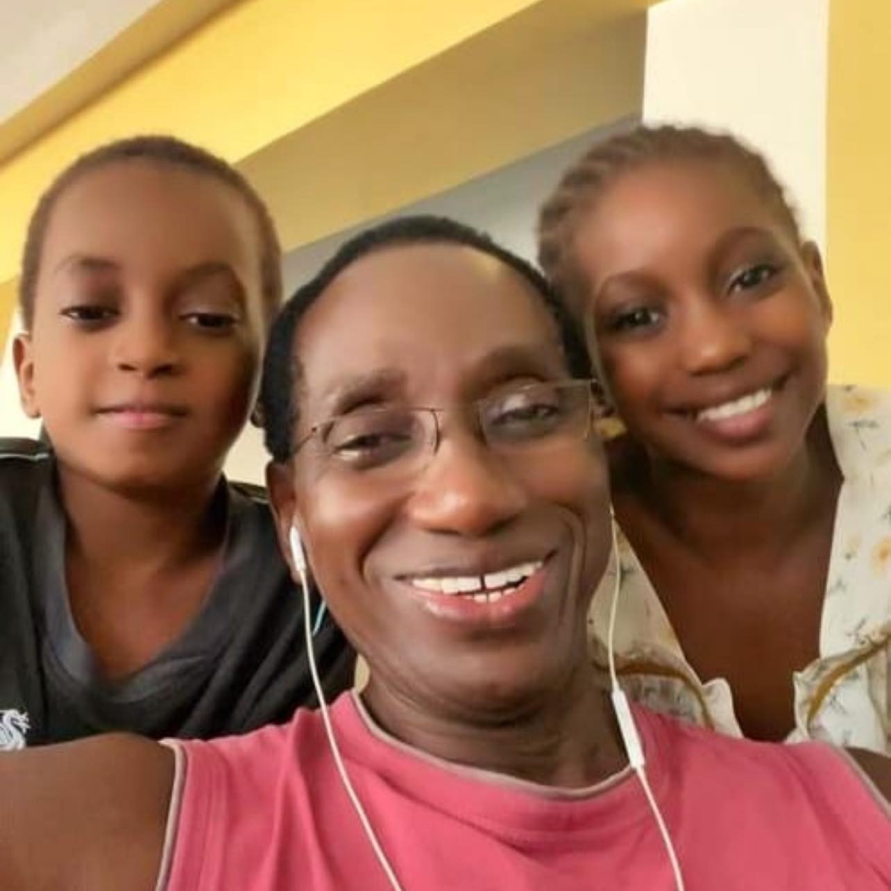 Spevák a herec Ibrahim Maiga s deťmi. 