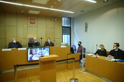 'Nasze matki, nasi ojcowie'. 'Spiegel': Polski bojownik ma rację. Ale to, że zajął się tym sąd, budzi strach