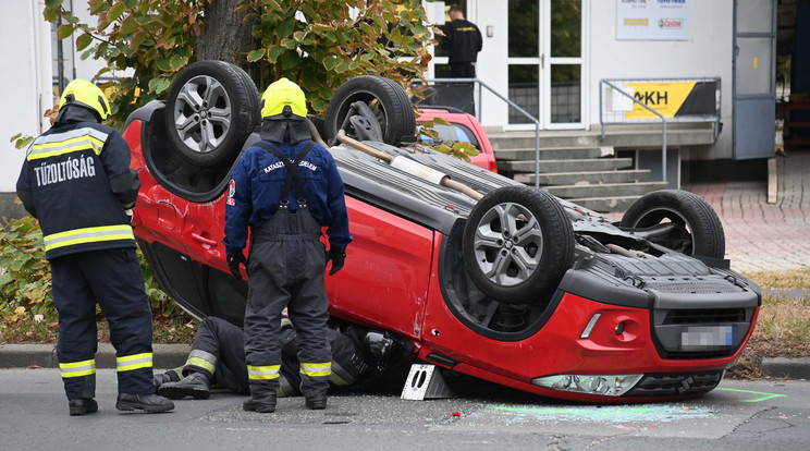 Két személygépkocsi összeütközött a XIV. kerületi Vezér utca és Fogarasi út kereszteződésében. A balesetben egy ember megsérült / Fotó: MTI/Mihádák Zoltán