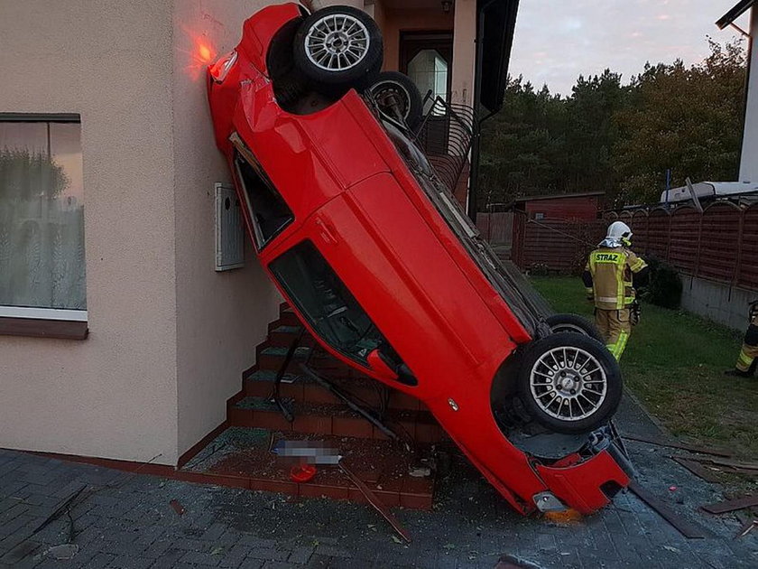 Wypadek w Chałupach. Kobieta zasnęła za kierownicą