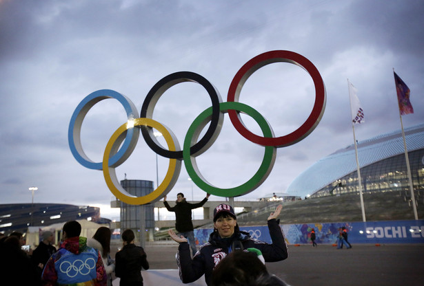 Kibice zaskoczeni widokiem cmentarza tuż za Parkiem Olimpijskim w Soczi. WIDEO