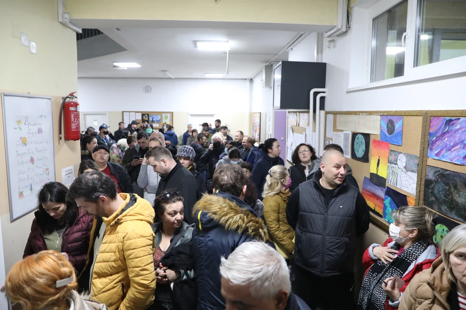 Velike gužve na biračkim mestima